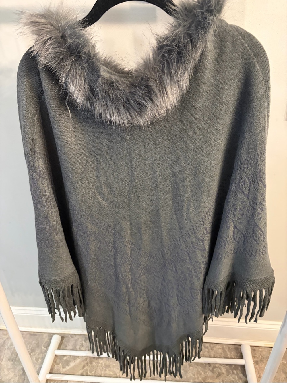 NWT ✨ Eyeful Gray Faux Fur Collar Fringe Poncho Sweater One size